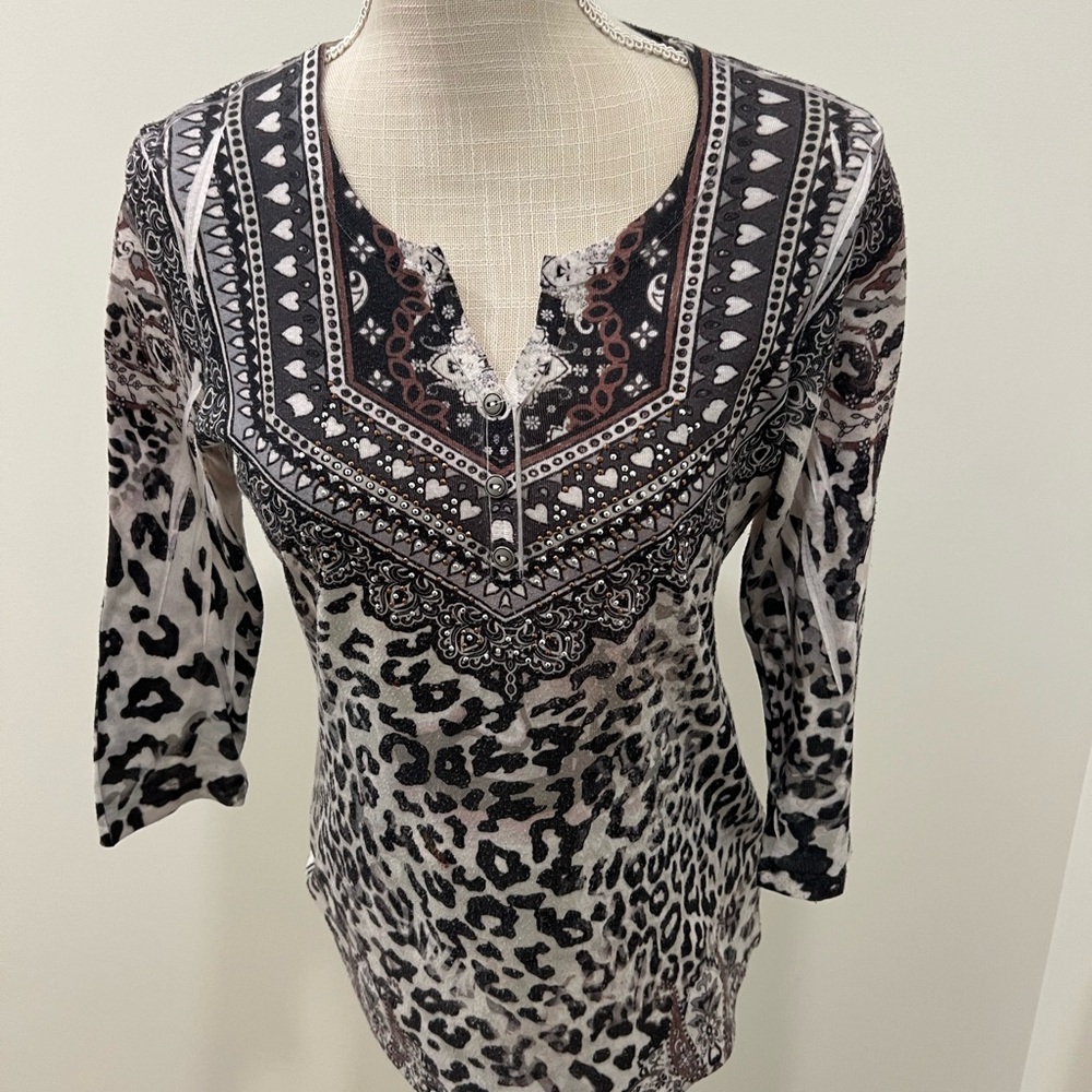 Womens top size medium with 3/4 sleeves
